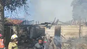 Bangunan-semi-permanen-di-kelurahan-jatinegara-terbakar.jpg