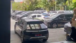 MOBIL-PEJABAT-Suasana-parkiran-Hotel-Claro-Makassar-Rabu-1452025.jpg