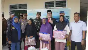 Bupati-Beltim-ke-Buku-Limau-bagi-sembako.jpg