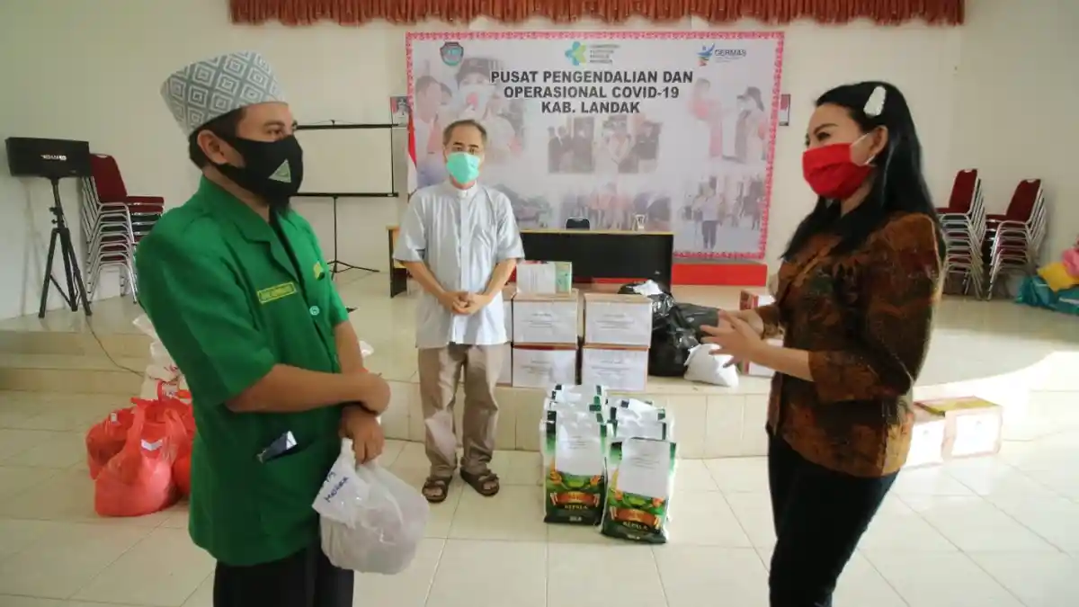 Bupati Landak Distribusikan Langsung Bantuan dari Para Donatur