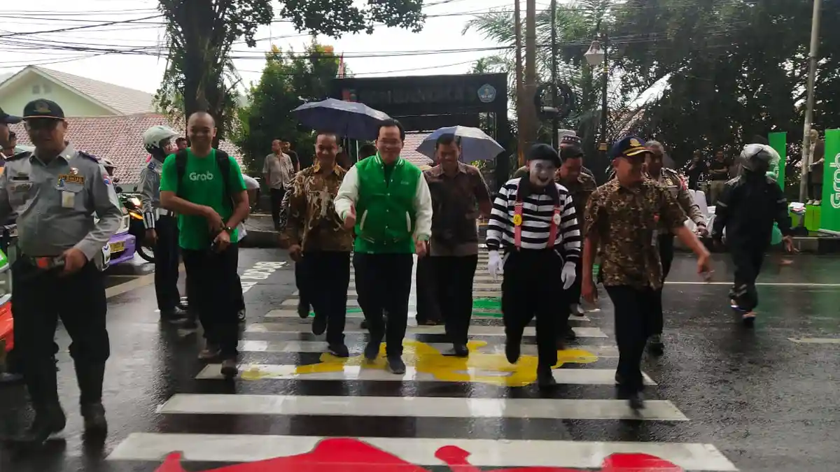 Dorong Sadar Menyeberang Jalan Pada Tempatnya, Pemkot Bogor dan Grab Buat 20 Mural Zebra Cross