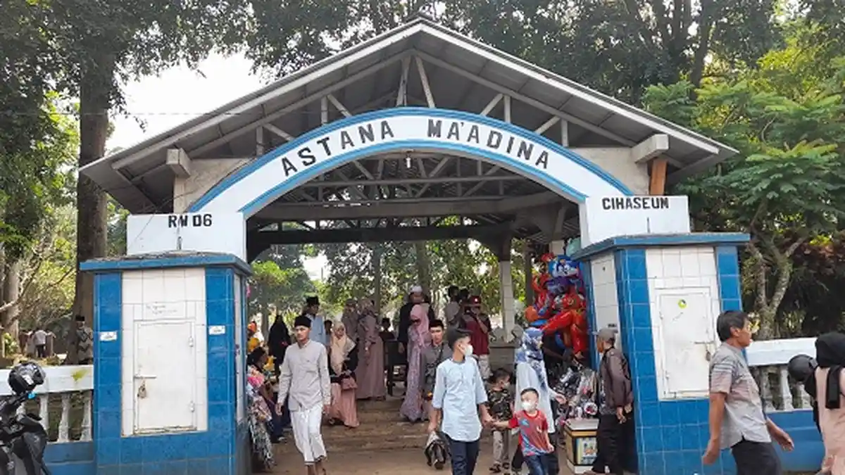 Geliat Ziarah Warga dan Aroma Wangi di TPU Astana Maadina Pandeglang