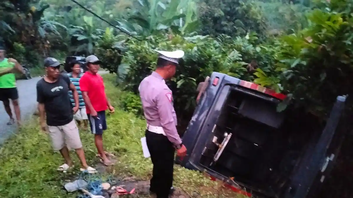 Mobil Ambulans Bawa Jenazah Kecelakaan di Tomoni Luwu Timur, 11 Penumpang Terluka