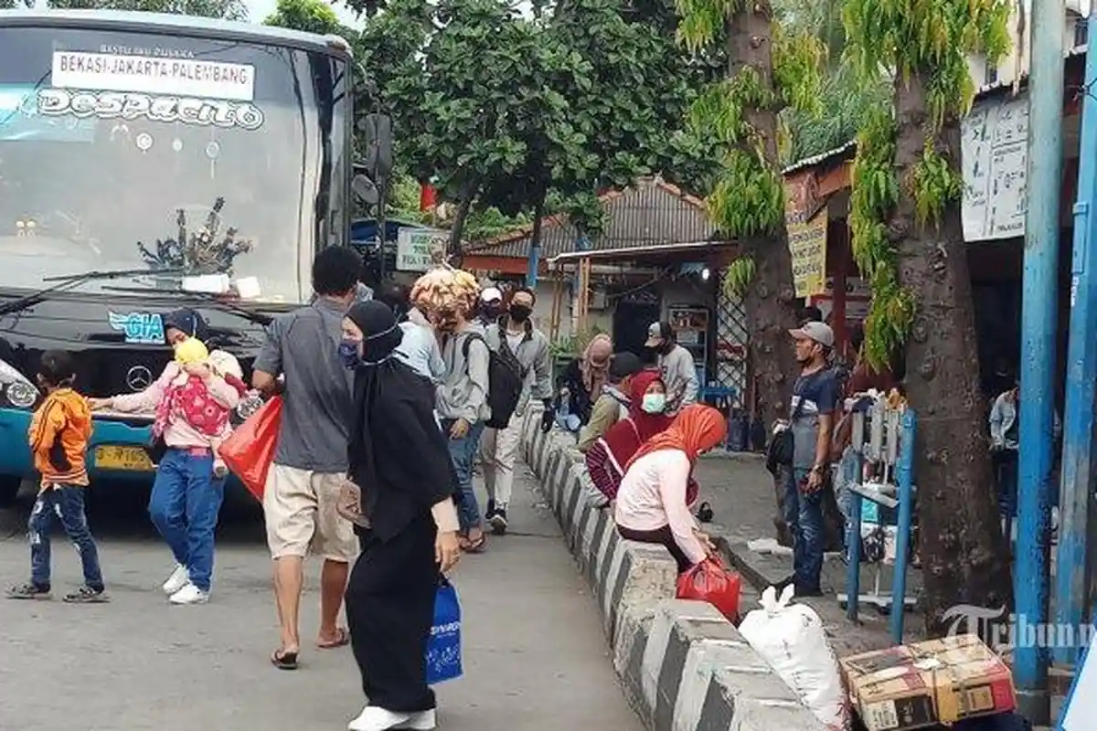 Tak Tega Lihat Pemudik Kelaparan di Jalan, Sopir Bus Diam-diam Bawa Mereka Makan di Rumah Mertua