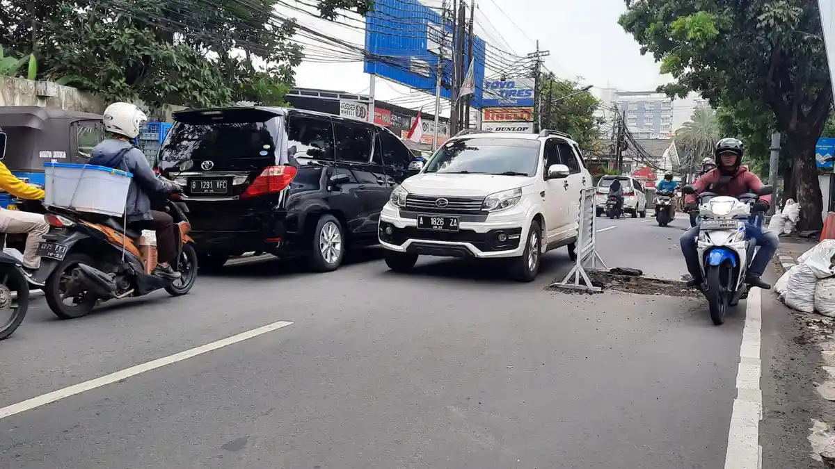 Mangkrak Lebih dari Sepekan, Proyek Drainase Vertikal Bikin Jalan Haji Nawi Macet Parah