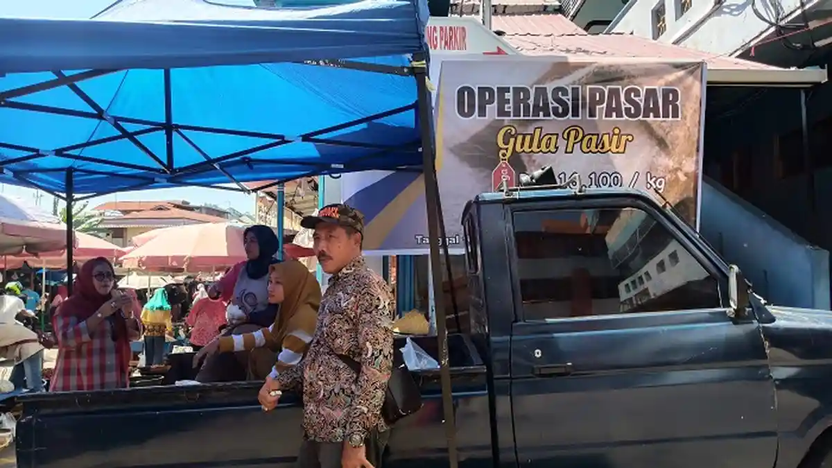 Operasi Pasar Gula Pasir di Pasar Raya Padang,Perkilogram Rp 16.100,Pembelian Maksimal 10 Kilogram