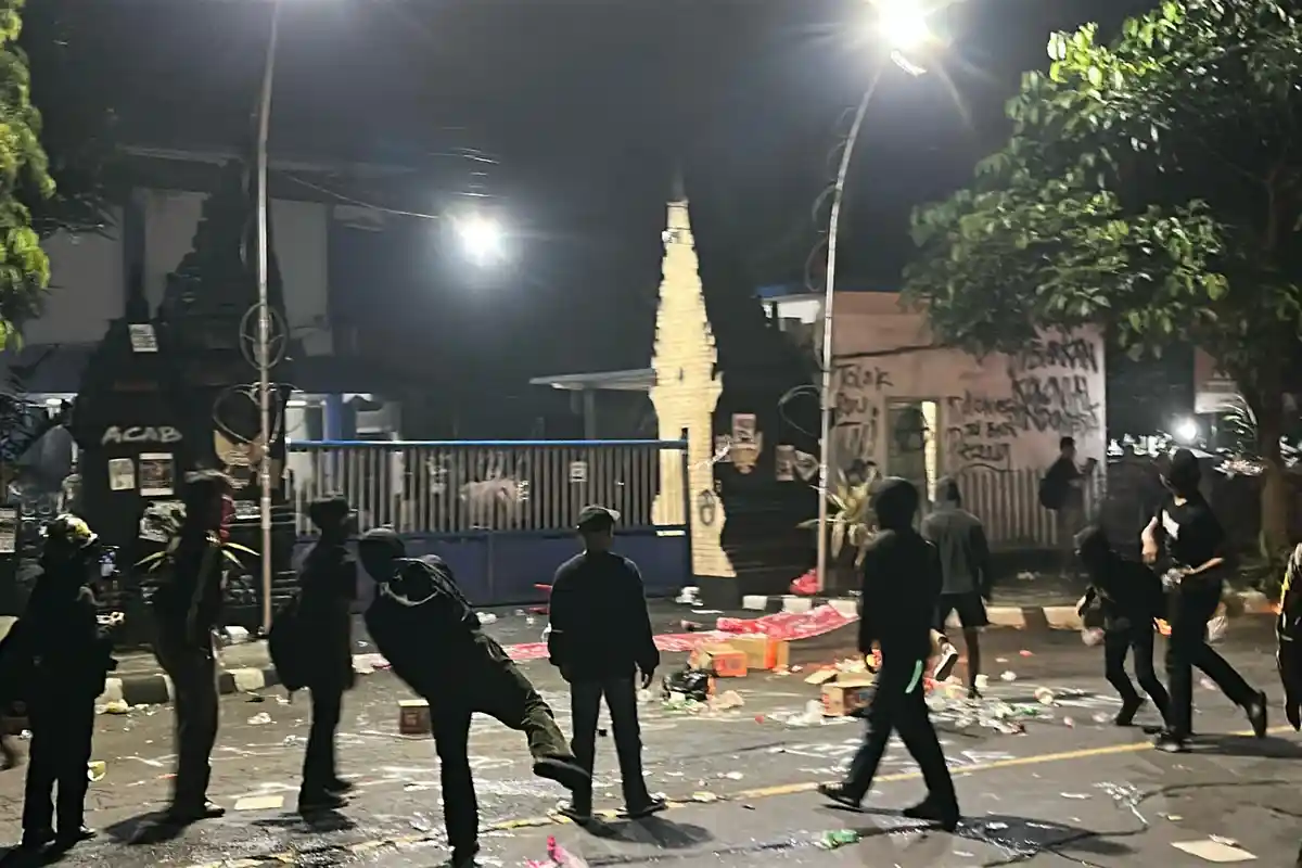 Demo Tolak UU TNI di Kediri Diwarnai Pelemparan Molotov dan Petasan ke Gedung DPRD