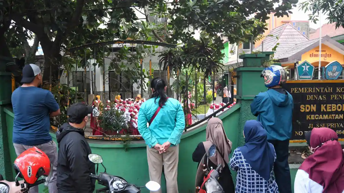 Tak Sekadar Mengantar, Kehadiran Ayah di Hari Pertama Sekolah Bentuk Karakter Anak - Tribunnews.com