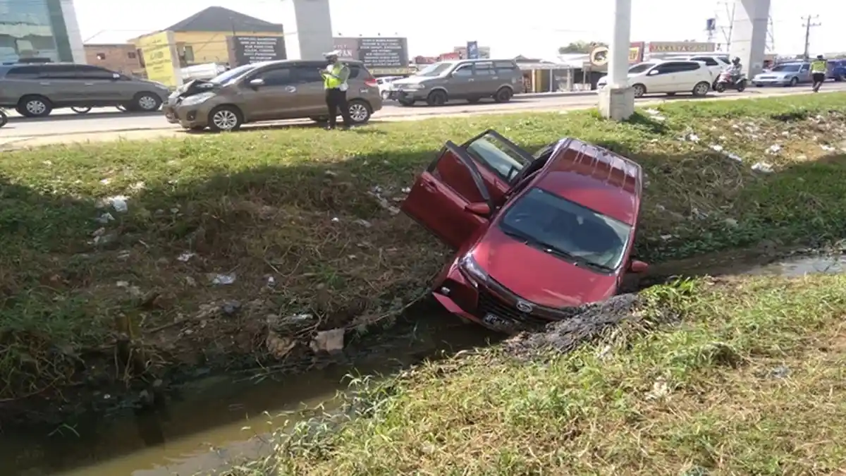 Tabrakan di Depan RS Hermina Jakabaring, Warga Berdatangan & Bergegas Selamatkan Penumpang dan Sopir