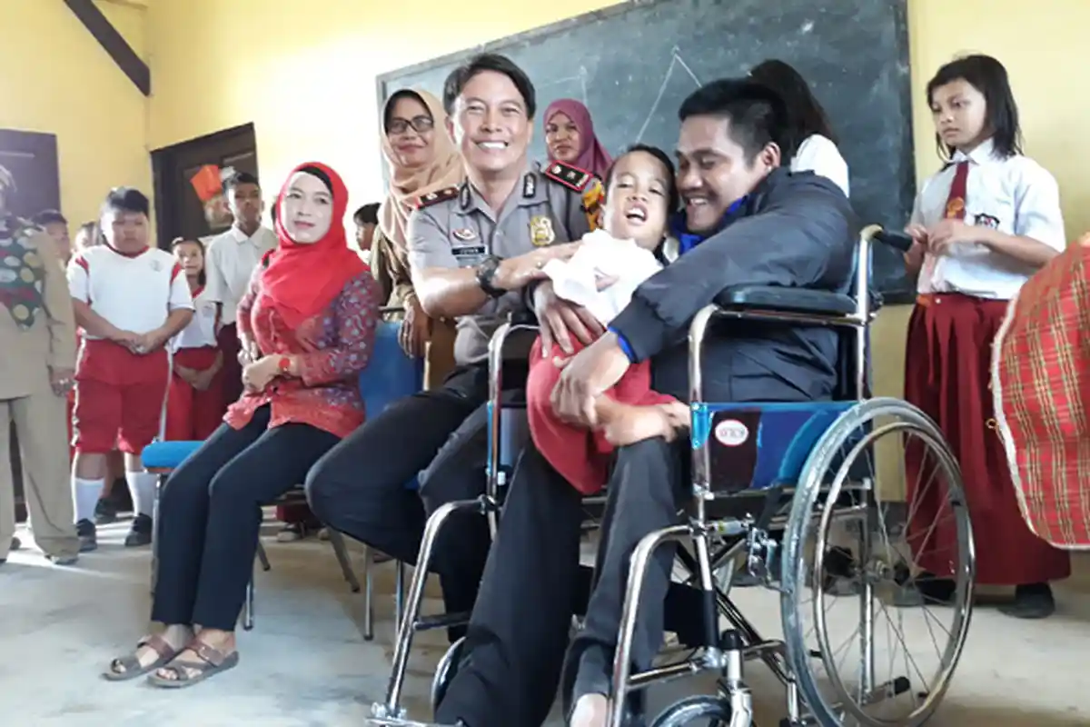 Waka Polres Sambas, Berikan 7 Kursi Roda Kepada Warga Penyandang Disabilitas