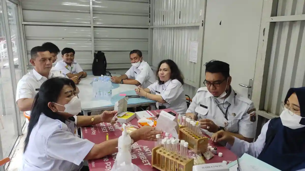 Dinas PPKUKM DKI Jakarta Temukan Sampel Produk Mie Kuning Mengandung Formalin di Thamrin 10