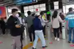 Penumpang KRL Commuterline pada Hari Pertama Masuk Kerja di Stasiun Tangerang