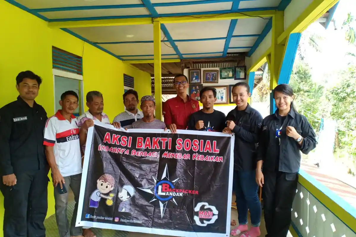 Backpacker Landak Baksos, Salurkan Sembako Serta Semen untuk Tempat Mengaji Anak-Anak di Pedalaman