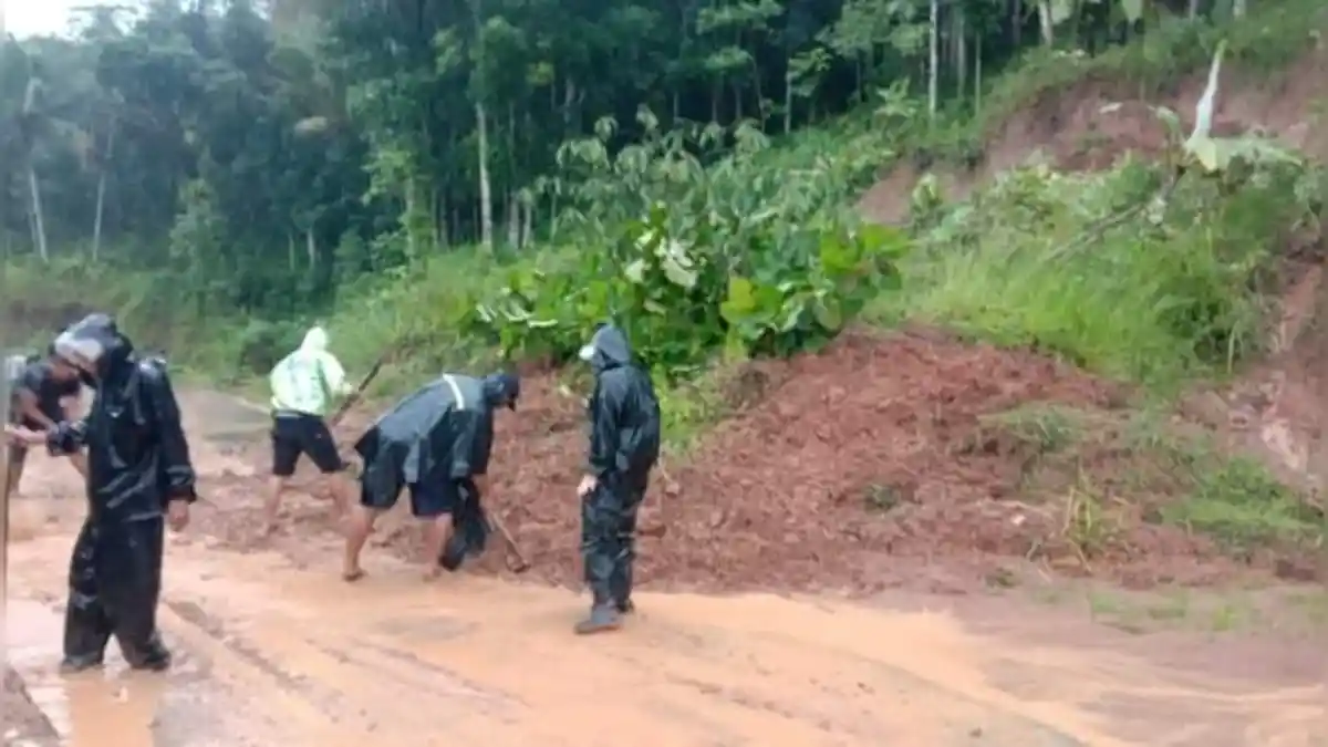 Baru Saja Terjadi, Longsor Timbun Jalan Menuju Padahurip Kuningan, 500 Keluarga Terisolasi