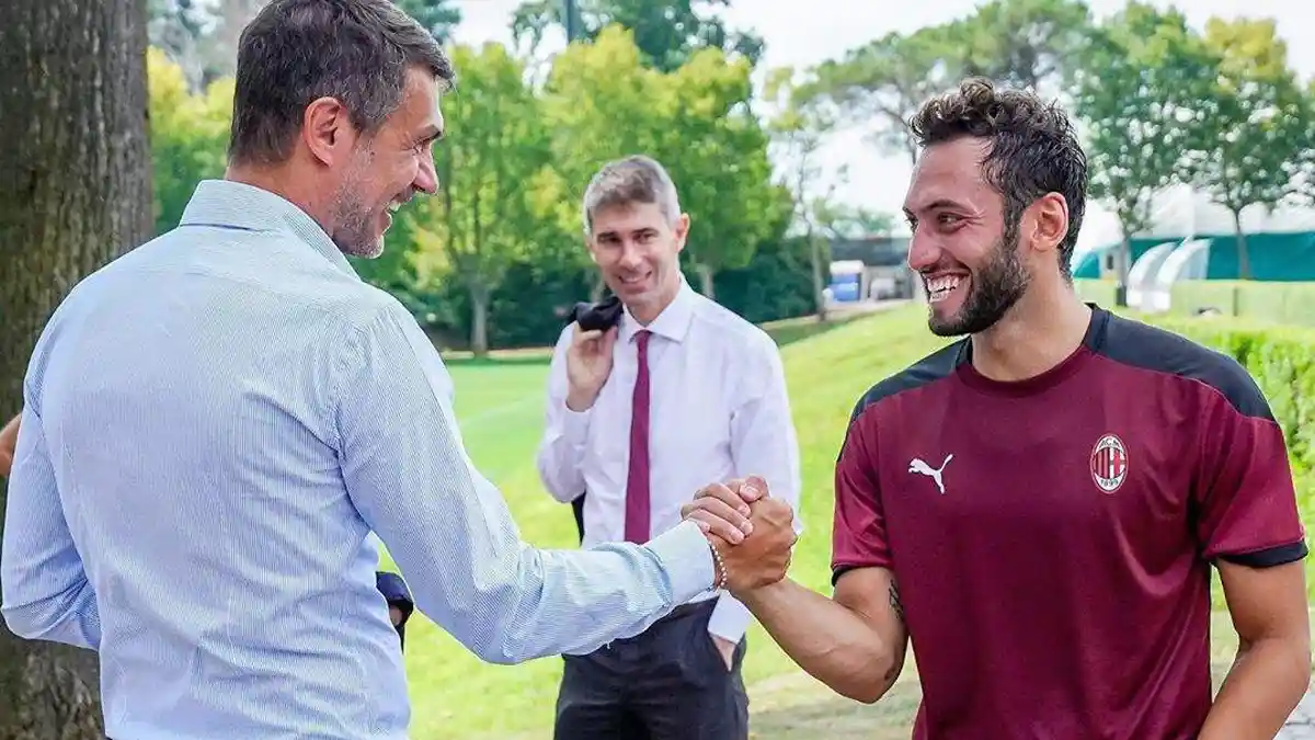 Gawat, AC Milan Terancam Ditinggal Hakan Calhanoglu, Kontrak Bakal Berakhir Juni 2021