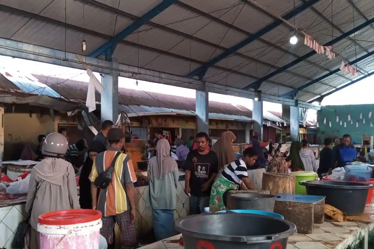 H-1 Jelang Idul Adha, Pasar Ikan Masohi Dipadati Pembeli