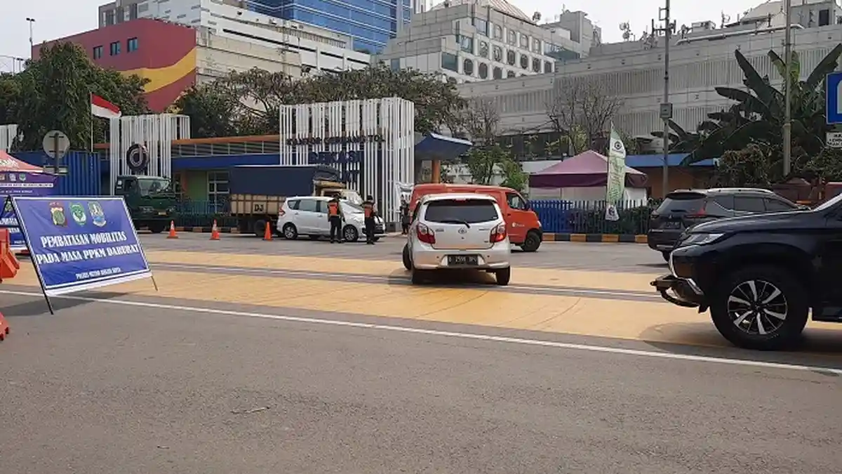 Gerbang Tol Bekasi Barat Disekat, Kendaraan Dilarang Menuju Jakarta