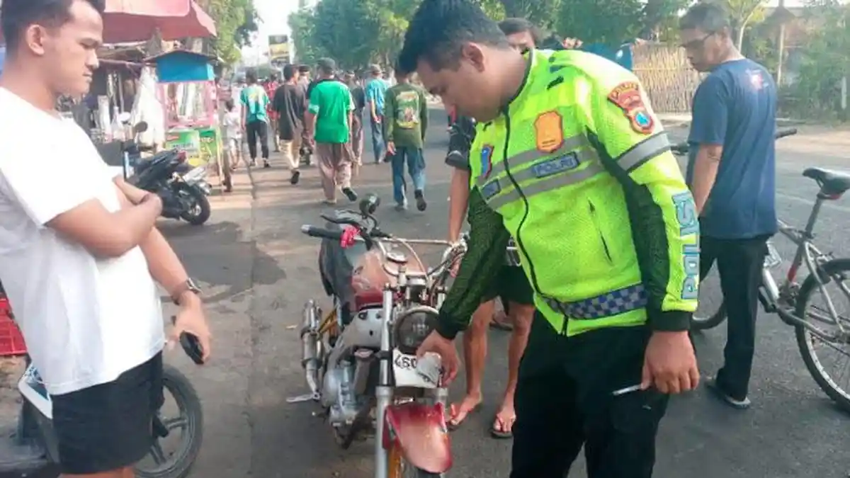 Hendak Naik Mobil Fortuner, Penumpang di Jombang Malah Terkena Motor yang Terpental Usai Tabrakan