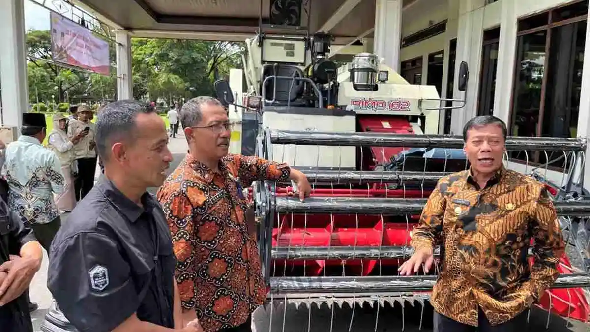 Dari Traktor hingga Combine Harvester, Bantuan Alsintan Disalurkan ke Petani Magelang