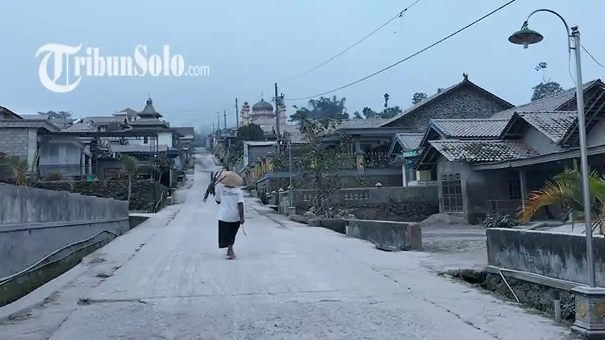 Kesaksian Warga di Lereng Merapi saat Hujan Abu : Tenang, Akui Sudah Terbiasa Tapi Tetap Waspada