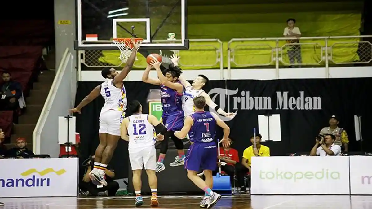Berita Foto: MENANG Dramatis, Rajawali Medan Kalahkan RANS Simba Bogor dengan Skor Akhir 80-78 - 03032024_MASUKKAN-BOLA_ABDAN-SYAKURO-2.jpg