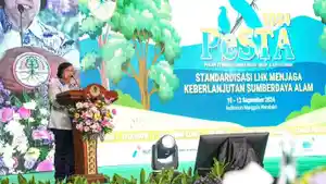 Menteri-LHK-Siti-Nurbaya-membuka-secara.jpg