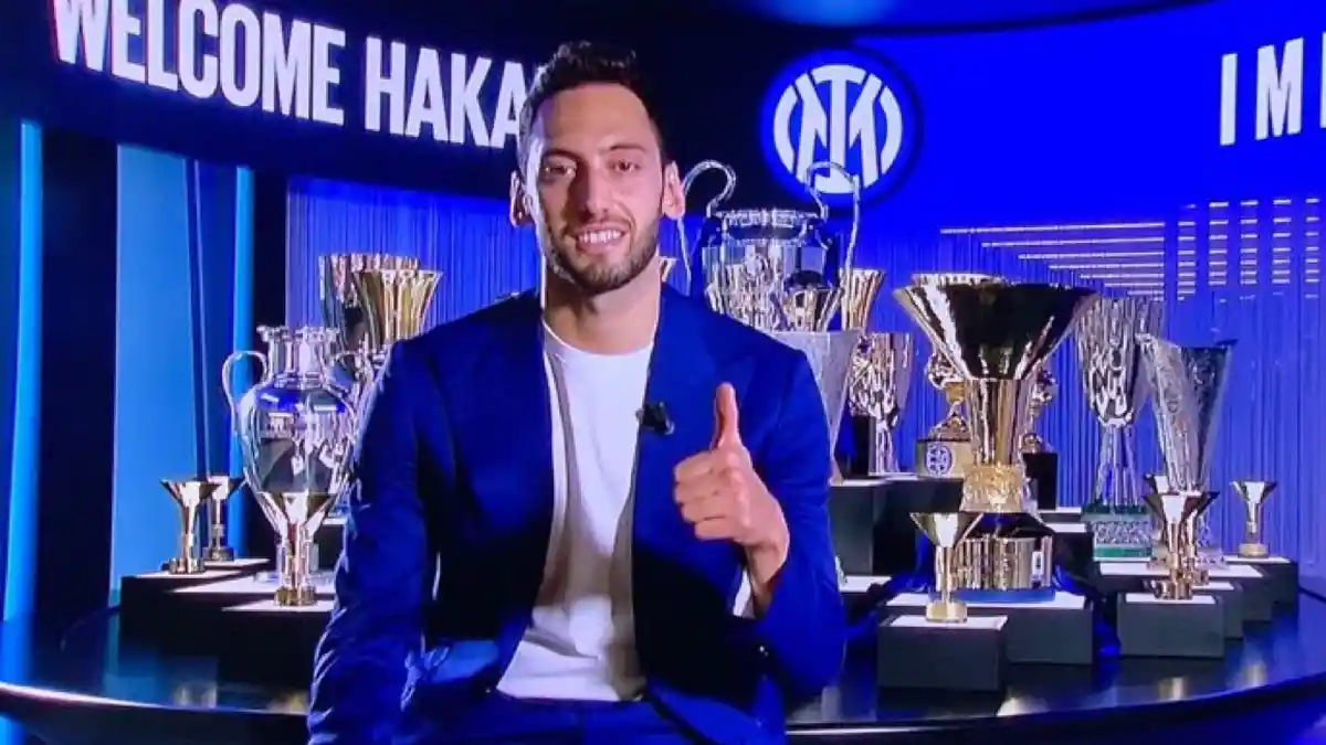 RESMI! Hakan Calhanoglu Si Pengkhianat AC Milan Akhirnya Gabung Inter Milan