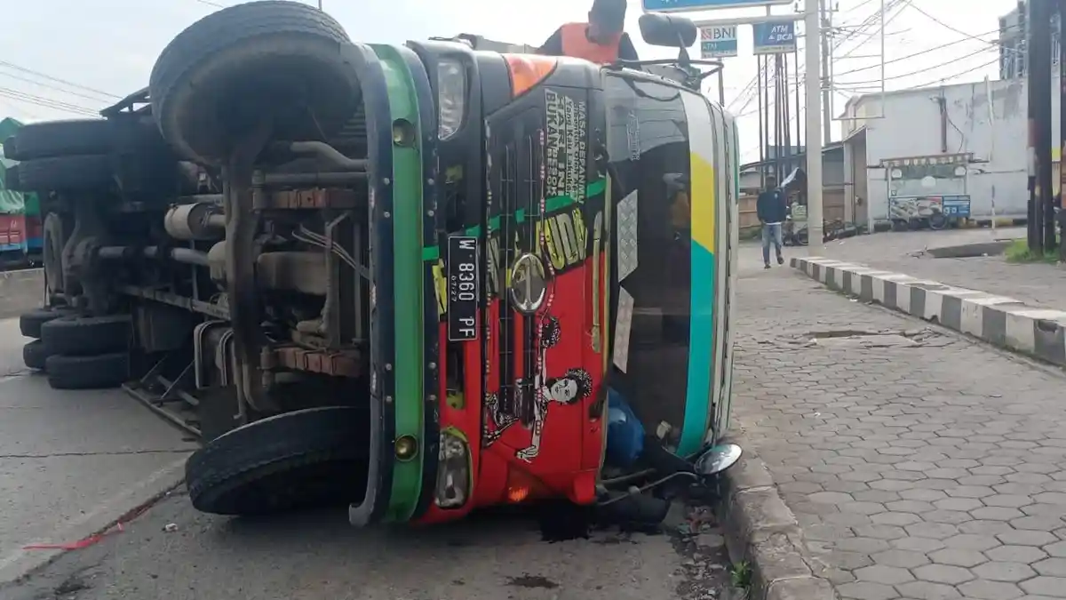 Kronologi Truk Tronton Terguling di Jalan Kaligawe Genuk Semarang, Gara-gara Sopir Ngantuk