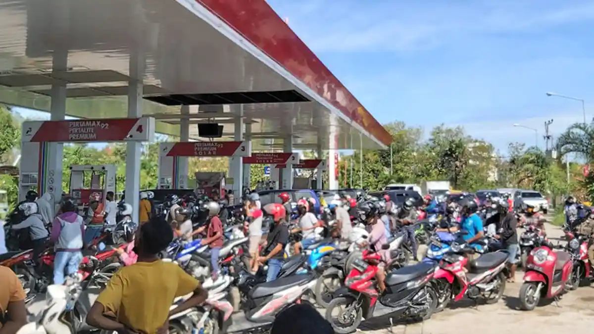 Pasca Seroja, Antrean di SPBU Fatululi Membeludak