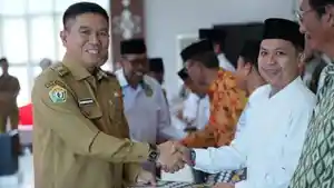 Bupati-Irham-Kalenggo-Serahkan-SK-Pengangkatan-Imam-Masjid-se-Konawe-Selatan-Sulawesi-Tenggara.jpg