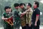 Panglima TNI Sematkan Brevet dan Jaket Pada Wartawan