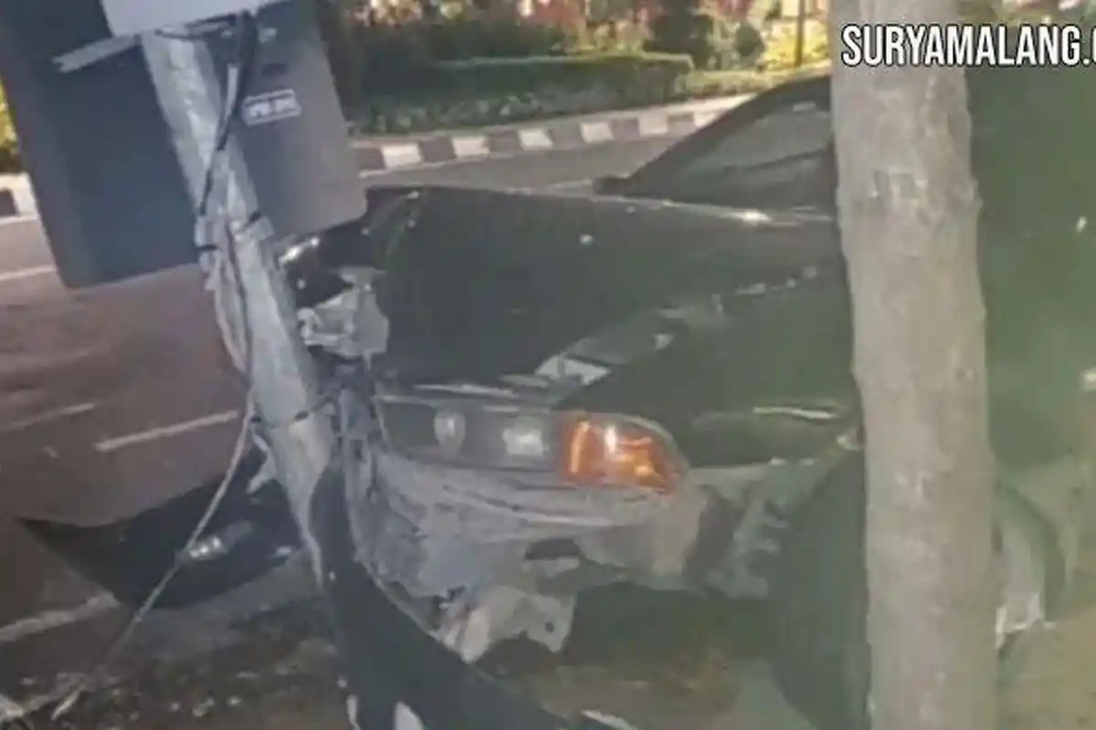 Pengemudi Diduga Mabuk, Mobil Sedan Tabrak Tiang Lampu Dekat Tugu Bambu Runcing, Surabaya