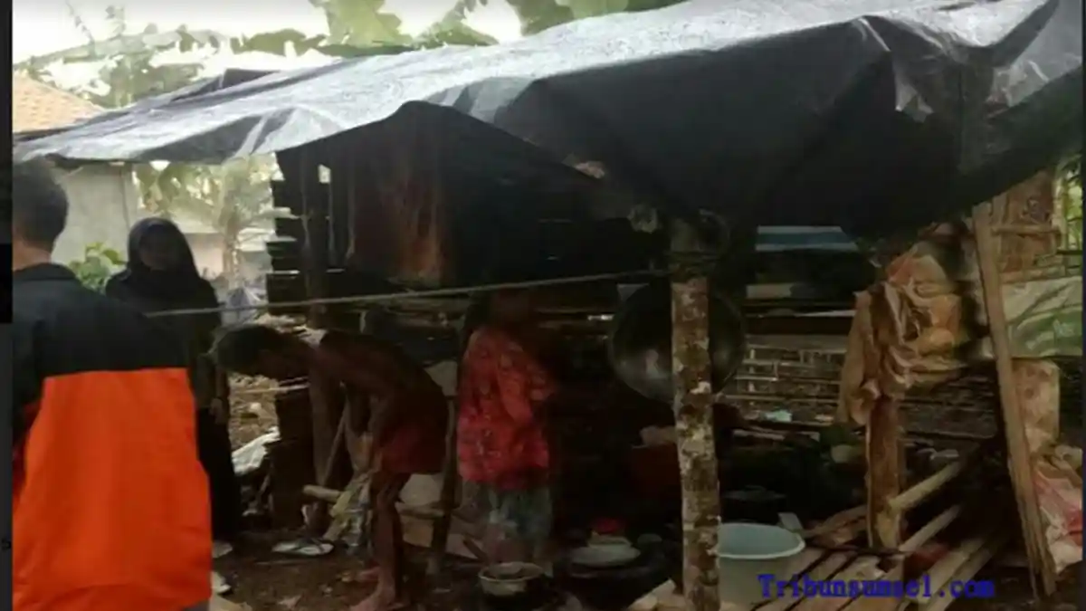 Terusir dari Desa, Pria Tua dan Keluarganya Tinggal Seadanya di Kebun Demi Bertahan Hidup