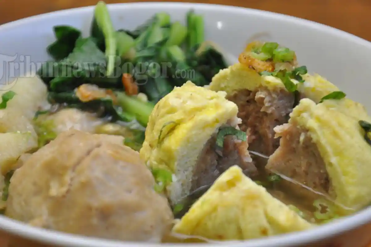 Sensasi Baru Makan Bakso di Dalam Telur, Kuah Gurihnya Bikin Nagih