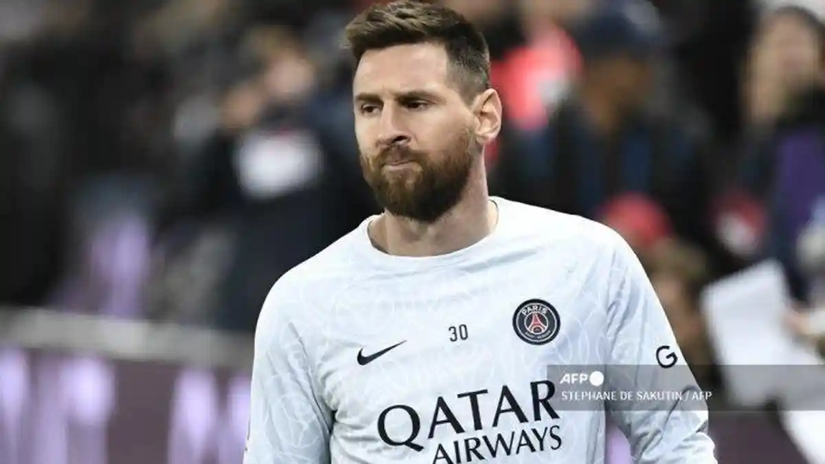 Lionel Messi Temui Penggemar Beratnya Seorang Remaja di Lampu Merah