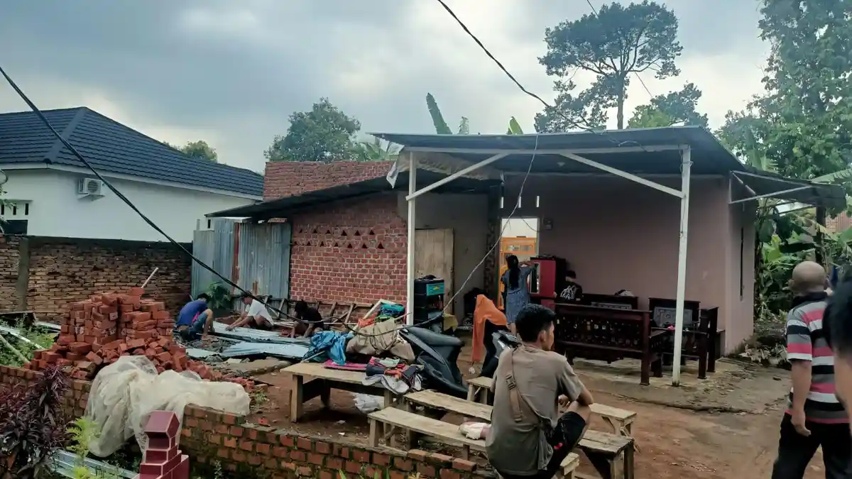 Lubuklinggau Dilanda Angin Puting Beliung, 8 Rumah Warga Rusak Parah, Atapnya Beterbangan