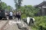 Mobil-Daihatsu-Sigra-ringsek-setelah-tertabrak-Kereta-Api-KA-Batara-Kresna-di-Sukoharjo.jpg