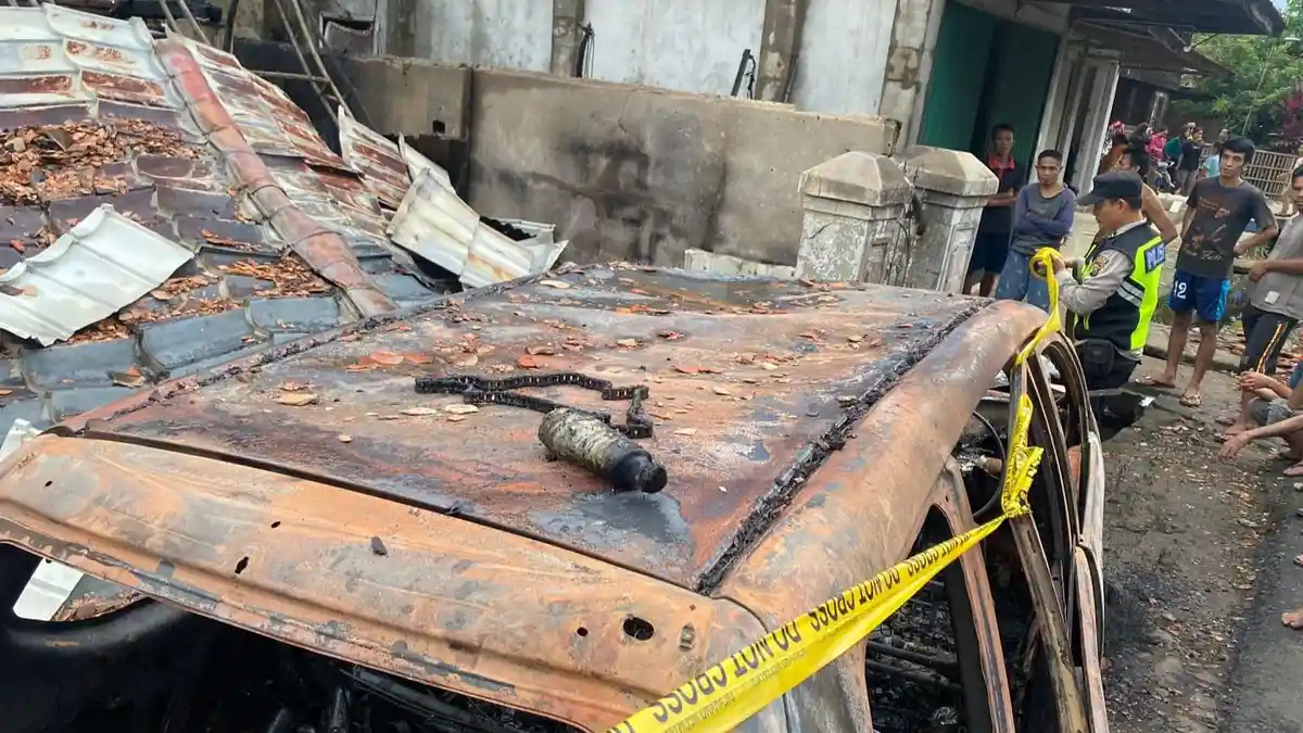 Tabrak Pertamini, Mobil dan Rumah di Karang Agung Muara Enim Hangus Terbakar