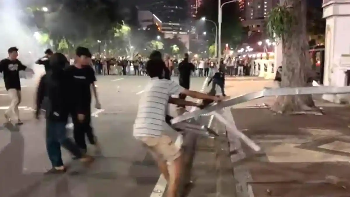4 Demonstran Bertajuk Indonesia Sekarat Diduga Merusak Gedung Grahadi, 6 Orang Positif Narkoba - Surya.co.id