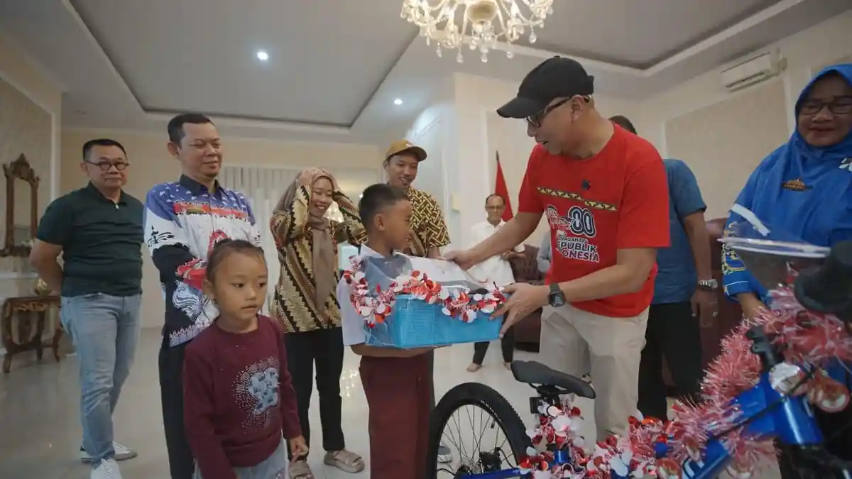 Viral Bocah Panjat Tiang Bendera, Raihan Dihadiahi Sepeda dari Gubernur Lampung