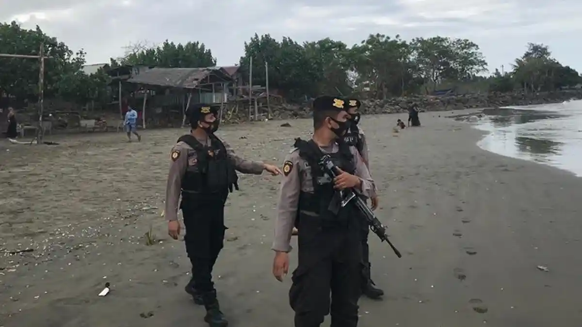 Patroli ke Pantai, Tim URC Polres Lhokseumawe Imbau Warga Patuhi Protokol Kesehatan