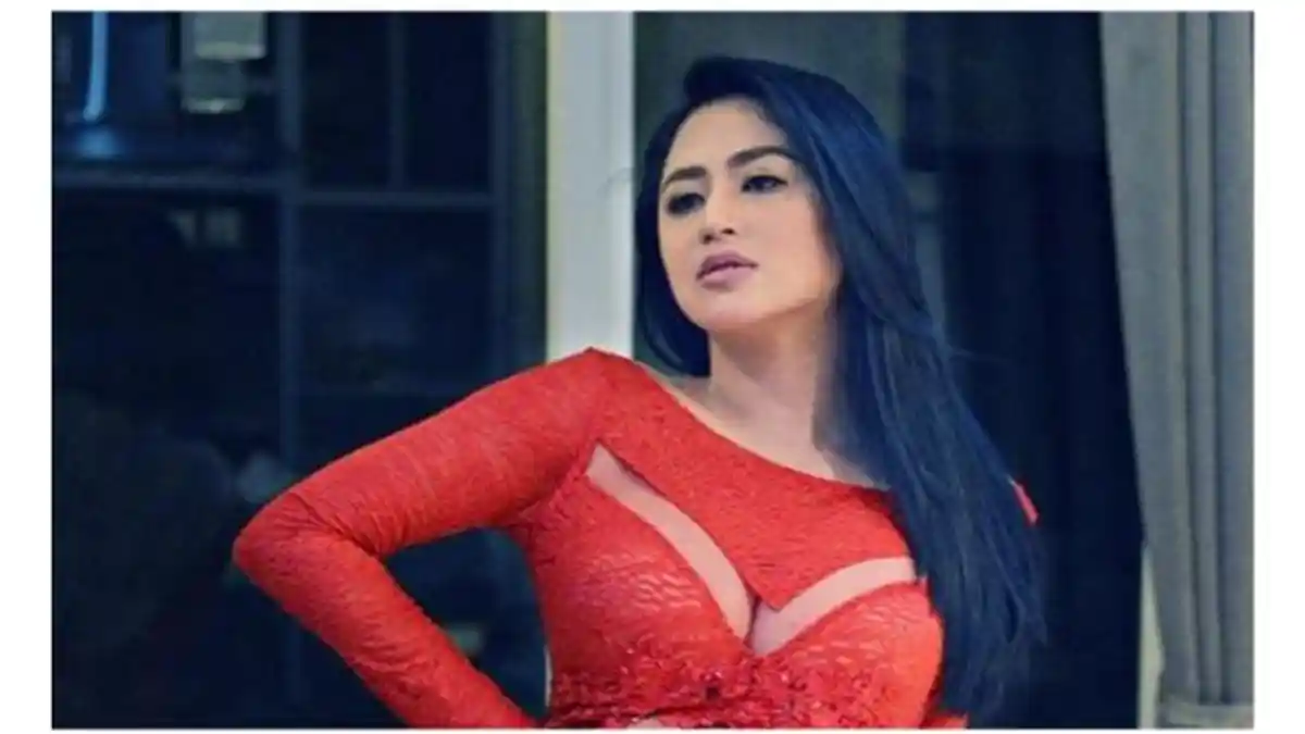 Seksi dan Menggodanya Dewi Perssik Pakai Bikini saat Liburan, Main di Kolam Bareng Suami