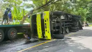 Mobil-truk-penyakit-beras-Bulog-terbalik-di-Desa-Kampala-Kecamatan-Sinjai.jpg