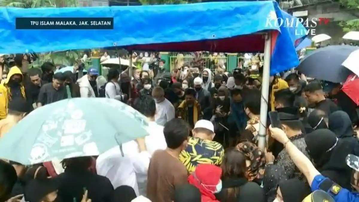 Isak Tangis Keluarga Iringi Pemakaman Vanessa Angel dan Bibi Ardiansyah