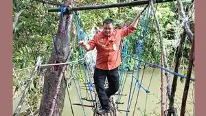 20240216_pj-bupati-maybrat-lewati-jembatan-gantung.jpg