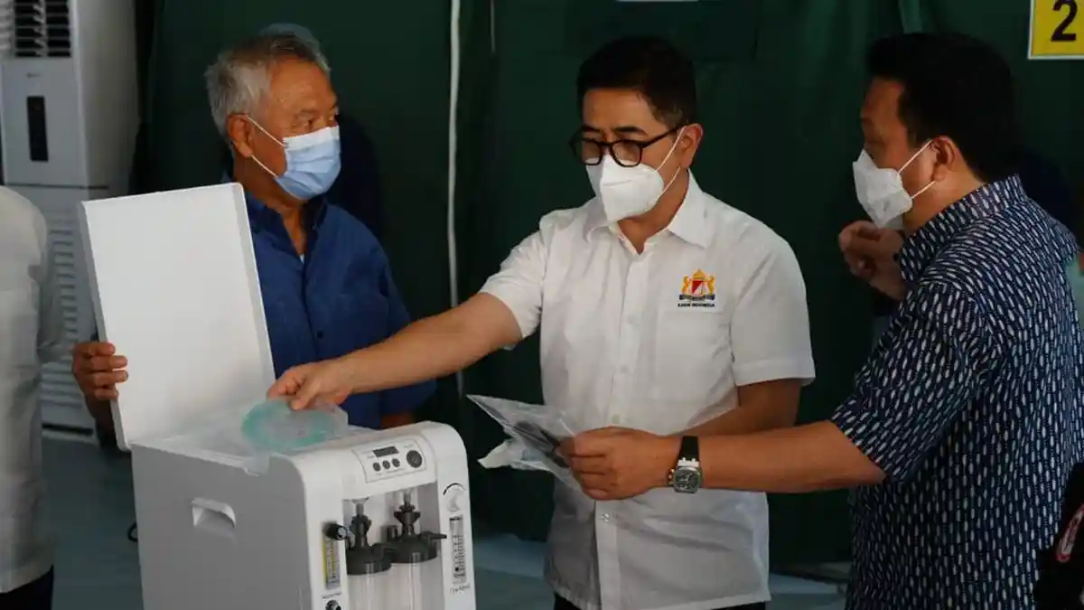 Adaro Serahkan 100 Oksigen Konsentrator ke Rumah Sakit Lapangan Artha Graha Peduli