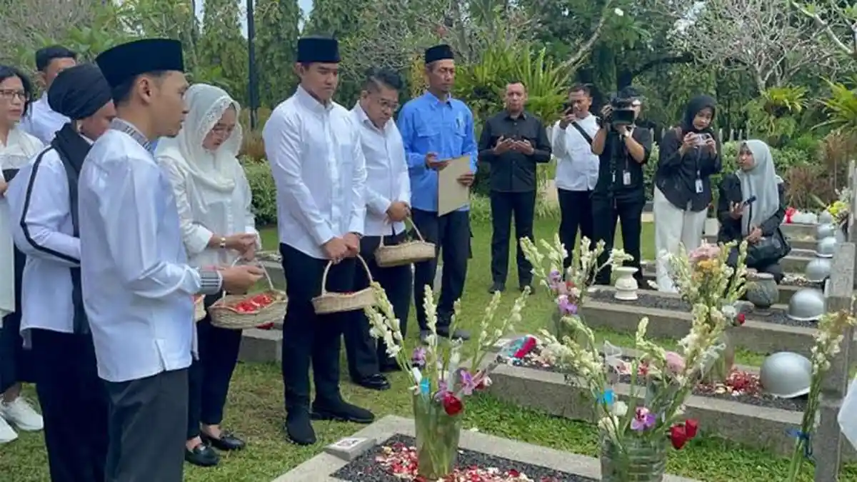 Kaesang-Ziarah-ke-Makam-Habibie_2.jpg