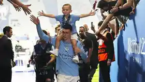 Bintang-Manchester-City-Phil-Foden-dan-anaknya-Ronnie-Foden.jpg