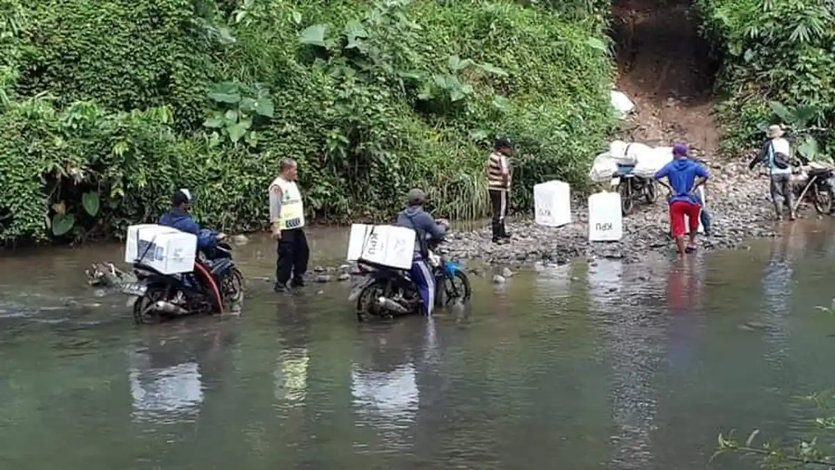 Tak Ada Jembatan, Petugas Turun ke Dasar Sungai, Angkut Logistik Pilkada Sukabumi