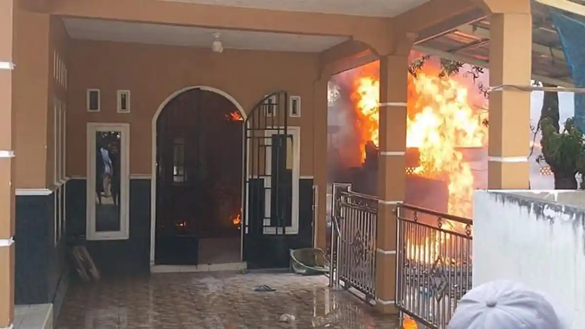 Kebakaran di Martapura OKU Timur, 1 Rumah Ludes Rugi Rp300 Juta, Gegara Korsleting Mesin Sedot Air - Sripoku.com
